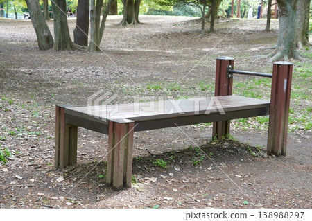 光丘公園(綠林休閒廣場)的健康健身長椅 光丘公園(綠林休閒廣場)的健康健身長椅 138988297