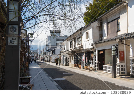 Nakamachi Street, a historic street lined with storehouses featuring namako-kabe (sea cucumber-shaped plaster walls). 138988929