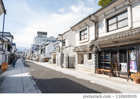 中町通是一條歷史悠久的街道,街道兩旁林立著以海參壁(海參形狀的灰泥牆)為特色的倉庫。 中町通是一條歷史悠久的街道,街道兩旁林立著以海參壁(海參形狀的灰泥牆)為特色的倉庫。 138988930