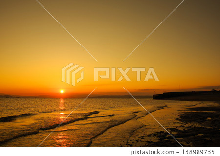 從海岸邊欣賞日出 從海岸邊欣賞日出 138989735