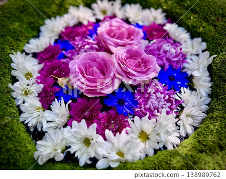 Flower arrangement in the water basin in March (roses, gerberas, chrysanthemums) <Sugao Shrine/Okazaki City, Aichi Prefecture> 138989762