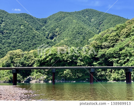 五月的一個美好日子裡,湛藍的天空和鬱鬱蔥蔥的綠植點綴著四萬十川和勝真潛水橋(高知縣四萬十市) 五月的一個美好日子裡,湛藍的天空和鬱鬱蔥蔥的綠植點綴著四萬十川和勝真潛水橋(高知縣四萬十市) 138989913