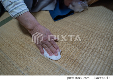 The hands of an elderly person cleaning tatami mats The hands of an elderly person cleaning tatami mats 138990012