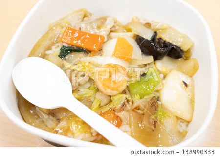 Delicious Chinese-style rice bowl from a convenience store 138990333