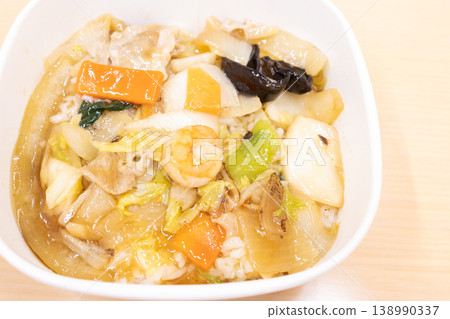 Delicious Chinese-style rice bowl from a convenience store 138990337