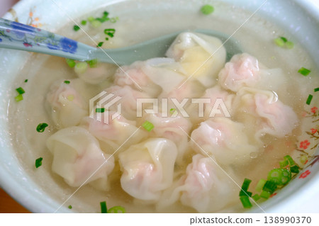 鮮蝦餛飩湯，撒上蔥花——中式碗的特寫——傳統中國菜 138990370