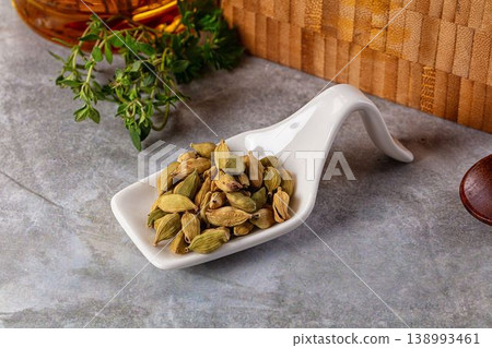 Green dry cardamom heap spices aroma 138993461