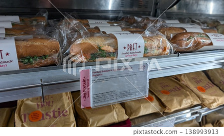 PRET 冷藏櫃裡擺滿了三明治和小吃。 PRET 冷藏櫃裡擺滿了三明治和小吃。 138993913