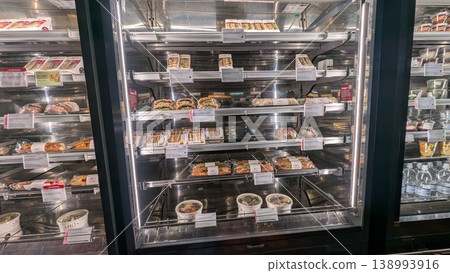 PRET 冷藏櫃裡擺滿了三明治和小吃。 PRET 冷藏櫃裡擺滿了三明治和小吃。 138993916