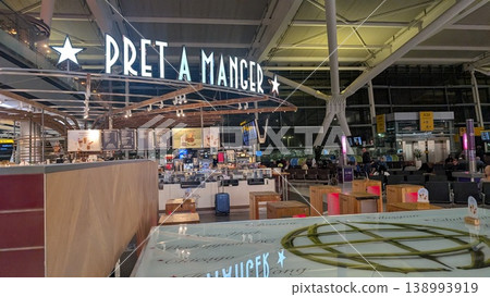 機場航站樓內一家 PRET A MANGER 商店的場景。 138993919