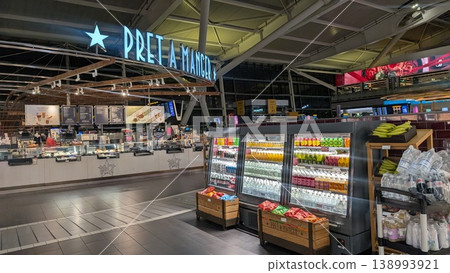 機場航站樓內一家 PRET A MANGER 商店的場景。 機場航站樓內一家 PRET A MANGER 商店的場景。 138993921