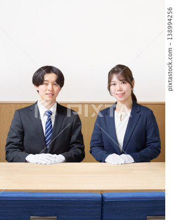 櫃檯上掛著一排客服人員的肖像照。 138994256