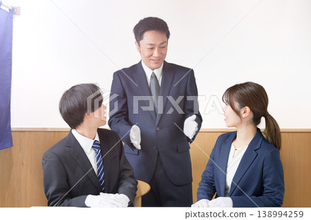 可以看到戴著白手套的工作人員正在店內開會。 可以看到戴著白手套的工作人員正在店內開會。 138994259