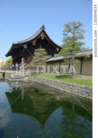 Toji Temple in the fresh green of spring: Earthen walls and the South Gate, Kujo-cho, Minami-ku, Kyoto City 138994634