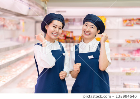 在超市工作的人 在超市工作的人 138994640