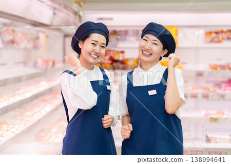 在超市工作的人 在超市工作的人 138994641