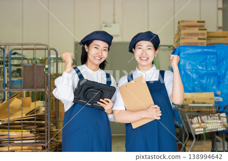 在超市工作的人 在超市工作的人 138994642