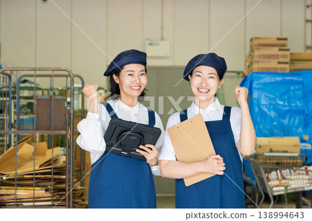 在超市工作的人 在超市工作的人 138994643