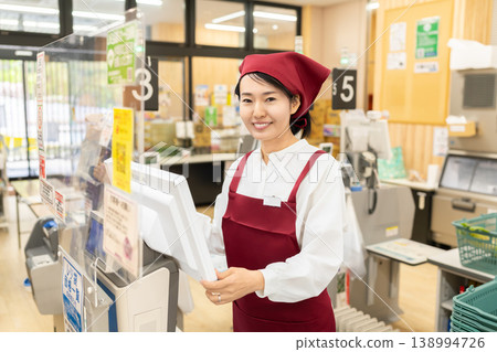 在超級收銀台工作的女人 在超級收銀台工作的女人 138994726