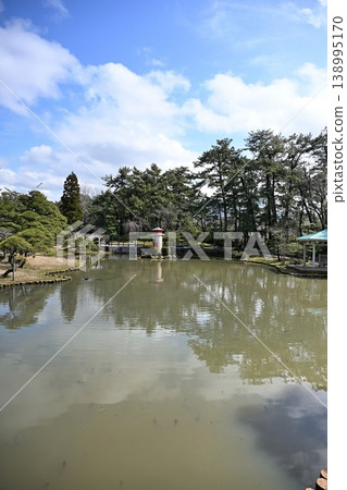 Waterfront and garden scenery of Hakusan Park (Niigata City, Niigata Prefecture) Waterfront and garden scenery of Hakusan Park (Niigata City, Niigata Prefecture) 138995170