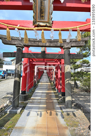 五平稻荷神社的鳥居排與入口(新潟縣新潟市西區) 五平稻荷神社的鳥居排與入口(新潟縣新潟市西區) 138995690