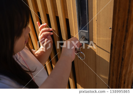 一個孩子把前門鎖上了。 一個孩子把前門鎖上了。 138995865