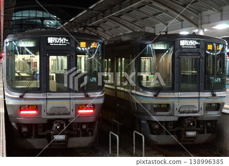 夜幕下的高松站：225系和223系列（瀨戶大橋線快速海運列車） 138996385