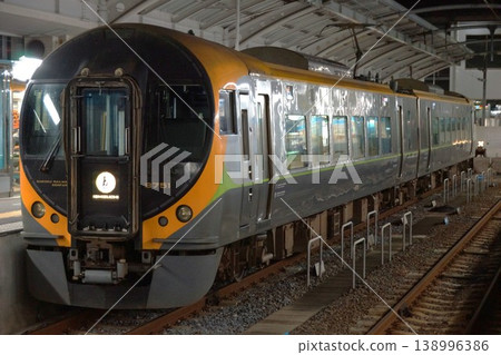 高松站夜景:陽山線8600系特急列車石鞅 高松站夜景:陽山線8600系特急列車石鞅 138996386