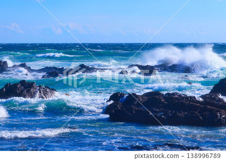 洶湧的白色巨浪拍打著照崎海灘的岩礁。 洶湧的白色巨浪拍打著照崎海灘的岩礁。 138996789