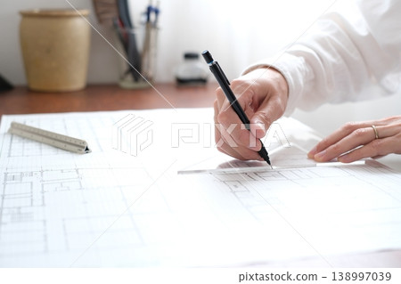 一位日本建築師正在繪製建築圖 138997039