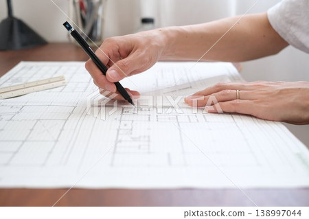 一位日本建築師正在繪製建築圖 138997044