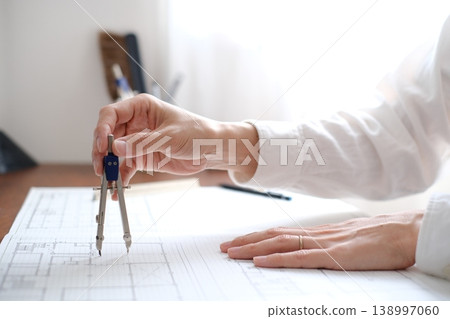 一位日本建築師正在繪製建築圖 138997060