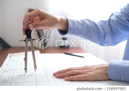 一位日本建築師正在繪製建築圖 138997063