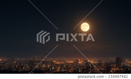 夜空中，橘色的滿月高懸，城市燈光映襯著夜空，構成一幅全景圖。 138997482