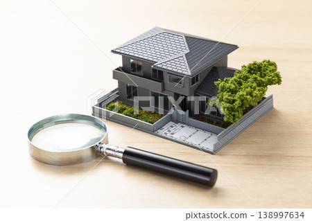 Residential model and magnifying glass Residential model and magnifying glass 138997634