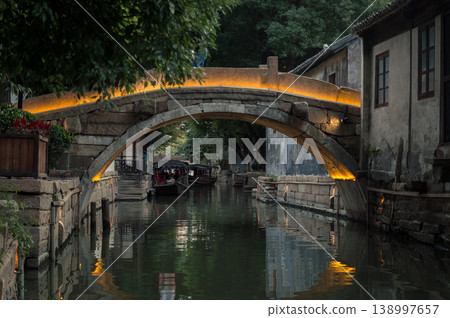 Old stone bridge over the canal in chinese village, Suzhou 138997657