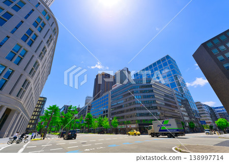 [Osaka Prefecture] Shopping on Midosuji in June under a refreshing blue sky 138997714