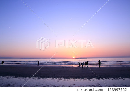 Sunset over the sea Sunset over the sea 138997732