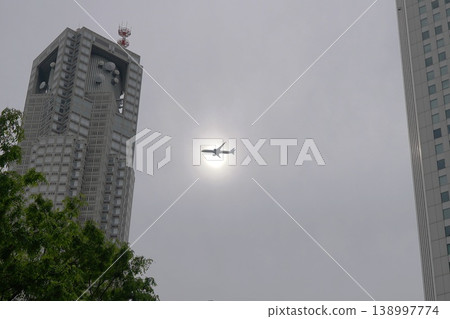 飛機在建築物之間 138997774