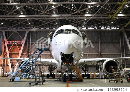 一架A350客機正在機庫內接受檢查。 一架A350客機正在機庫內接受檢查。 138998224