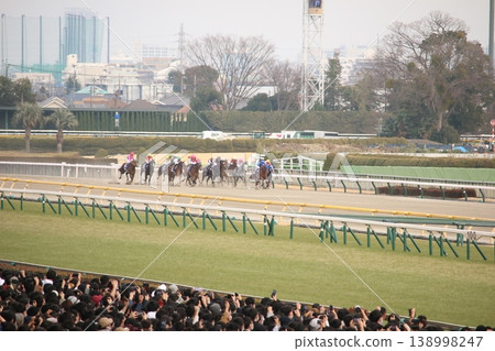 東京賽馬場的草地賽道與觀眾 東京賽馬場的草地賽道與觀眾 138998247