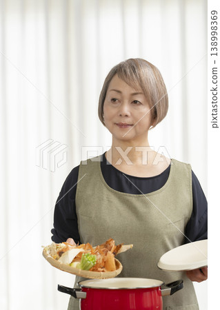 廚房裡，一位老婦人正在煮蔬菜湯。 138998369