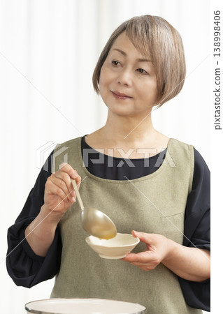 Senior woman making vegetable broth in the kitchen 138998406