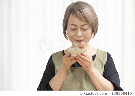 Senior woman making vegetable broth in the kitchen 138998410