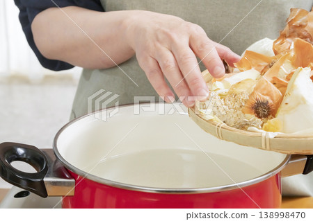 製作蔬菜高湯的過程 製作蔬菜高湯的過程 138998470