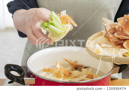 製作蔬菜高湯的過程 製作蔬菜高湯的過程 138998474