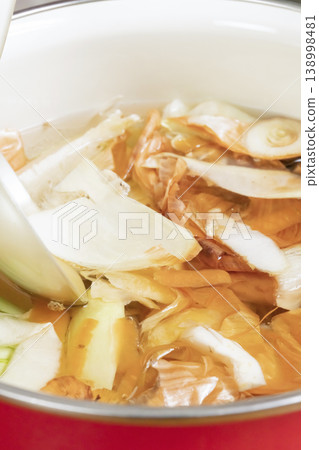 製作蔬菜高湯的過程 製作蔬菜高湯的過程 138998481