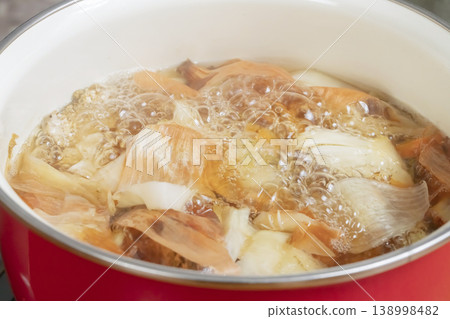 製作蔬菜高湯的過程 製作蔬菜高湯的過程 138998482