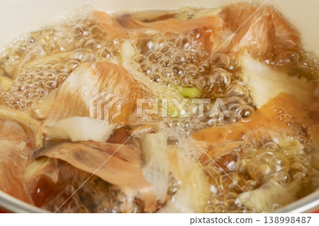 製作蔬菜高湯的過程 製作蔬菜高湯的過程 138998487