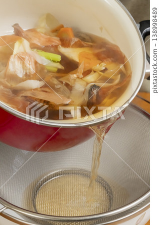 製作蔬菜高湯的過程 138998489